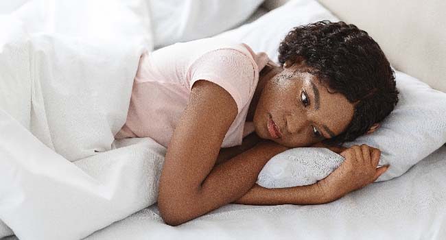 depressed-black-woman-lying-in-bed-alone-feeeling-650x350